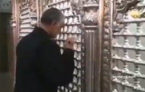 لحظة فتح باب ضريح السيدة زينب (ع) على يد الشهيد قاسم سليماني