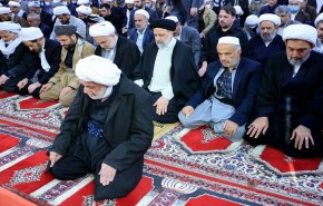 فيديو وصور.. رئيسي يحضر صلاة جماعة لعلماء السنة والشيعة 