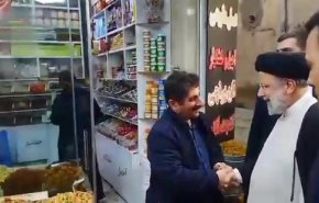 بالفيديو.. الرئيس رئيسي في زيارة مفاجئة إلى سوق سنندج