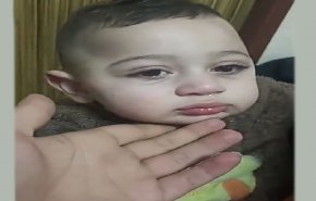 شاهد طفل فلسطيني يعاني من الغاز المسيل للدموع أطلقته قوات الاحتلال