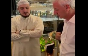 بالفیديو.. نجم نادي ليفربول الإنجليزي Ian Rush يستمع لتلاوة القرآن 