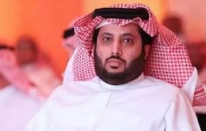 ناشط سعودي: لماذا لم نرَ زوجة تركي آل الشيخ في حفلات هيئة التسفيه بين الحضور؟