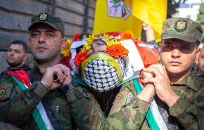 بالصور.. جماهیر فلسطينية حاشدة تشيع جثمان الشهـيد مجاهد النجار شرق رام الله