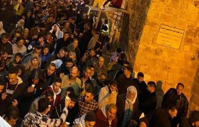 آلاف الفلسطينيين يؤدون صلاة الفجر في المسجد الإبراهيمي الشريف