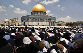 65 ألف مصلِ يؤدون صلاة الجمعة في باحات المسجد الأقصى