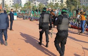 بالفيديو.. المقاومة في غزة تعرض بندقية الجندي الصهويني الأسير هدار غولدن