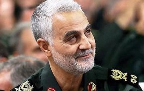 صورة الشهيد قاسم سليماني على شاطئ بحر غزة