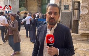 مئات المستوطنين الصهاينة يرقصون في باحات المسجد الاقصی 