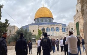مستوطنون يقتحمون 'الأقصى' بحماية مشددة من الاحتلال