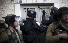 الإحتلال يقتحم نادي جبل الزيتون في القدس ويعتقل 3 شبان
