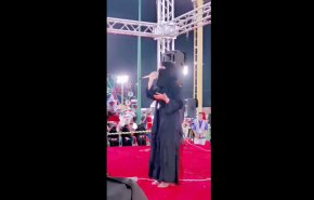 شاهد.. إبن سلمان يستخف بالنقاب والحجاب