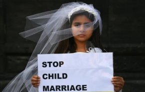 فتاة تركية تقاضي والدها وزوجها لهذا السبب..