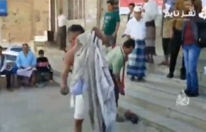بالفیديو.. مسكين يحرق ملابسه في تعز احتجاجا على الجوع!