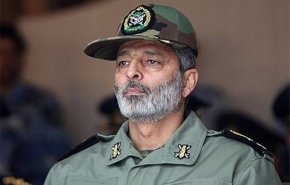 اللواء موسوي يتحدث هاتفيا مع الاسطول الايراني في المحيط الهادي