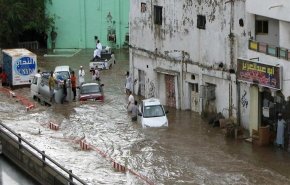 بالفيديو..أمطار غزيرة تغرق شوارع مدينة جدة السعودية