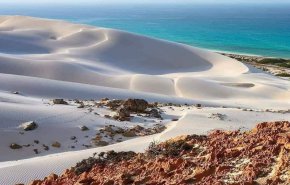 صورة للرمال البيضاء النادرة في سقطري