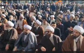 بالفيديو: هبة أهالي قم ضد اساءة الصحيفة الفرنسية 