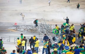 بالفيديو.. لحظة اقتحام أنصار الرئيس البرازيلي السابق بولسونارو القصر الرئاسي والكونغرس 