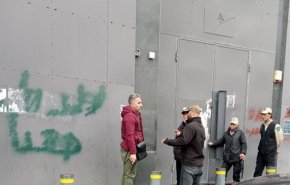 شاهد.. مودع يطلق النار على باب أحد بنوك لبنان والمهجر في صيدا