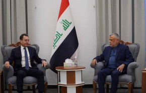 العامري للسفير الفرنسي: الأمريكان يستخدمون الدولار لتجويع الشعوب
