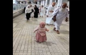 شاهد بالفيديو.. أصغر وألطف معتمرة!