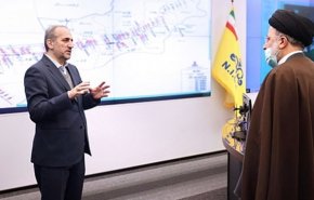 الرئيس رئيسي يقوم بزيارة مفاجئة لمركز السيطرة بشركة الغاز 