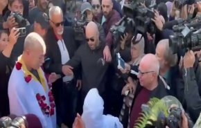 شاهد.. ماهر يونس ينتزع حريته بعد 40 عاما في سجون الاحتلال