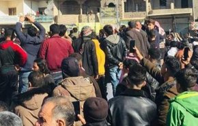 مظاهرة حاشدة في الرقة للتنديد بجرائم وانتهاكات 'قسد'