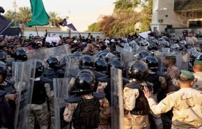 إحتجاجات قرب السفارة السويدية ببغداد استنكاراً لحرق القران الكريم بالسويد