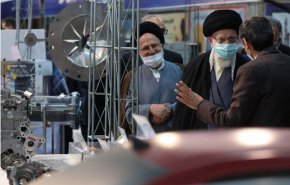 شاهد .. قائد الثورة الإسلامیة یتفقد معرض المنجزات الصناعية
