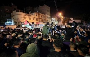 إحتفالات واسعة بغزة والضفة ابتهاجاً بعملية القدس البطولية

 