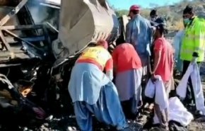 شاهد..مقتل عشرات في حادث حافلة جنوب غرب باكستان