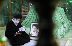 قائد الثورة يزور مرقد الامام الخميني (رض) وقبور الشهداء + صور