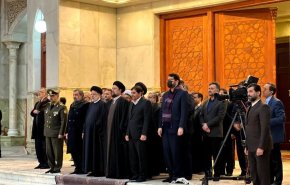 رئيس الجمهورية وأعضاء الحکومة يجددون العهد مع مبادئ الامام الخميني الراحل