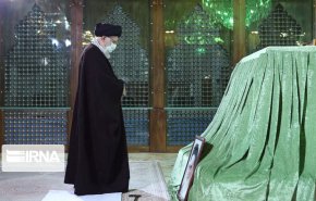 شاهد.. قائد الثورة الاسلامية يزور مرقد الامام الخميني (رض) 