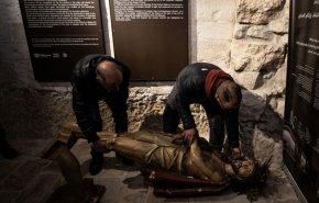 بالفيديو.. مستوطن يقتحم كنيسة في القدس ويحطم بعض محتوياتها