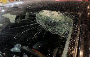 مستوطنون يهاجمون مركبات المواطنين في الخليل ونابلس وسلفيت