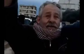 شاهد.. مسن سوري يتفاجأ بأبنائه وأحفاده بعد أن حفر قبورهم بعد الزلزال