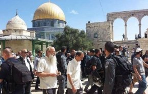 عشرات المستوطنين يقتحمون الأقصى وسط قيود مشددة
