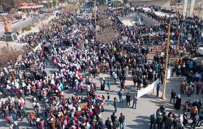 شاهد بالصور.. وقفة احتجاجية لاهالي درعا للمطالبة برفع العقوبات عن سوريا  