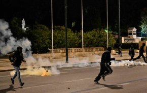 اليونان تشهد غضب شعبي وصدامات عنيفة بين الشرطة والمتظاهرين 
