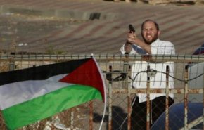 شاهد..مستوطنون يعتدون على فلسطينيين في الضفة المحتلة بالرصاص الحي
