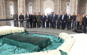 بالصور.. وزير الخارجية الإيراني يضع إكليلاً من الزهور على قبر الراحل حافظ الأسد