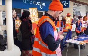آلاف الأطباء يعلنون إضرابهم عن العمل في بريطانيا 
