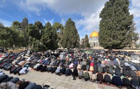 آلاف المصلين يؤدون صلاة الجمعة في المسجد الأقصى