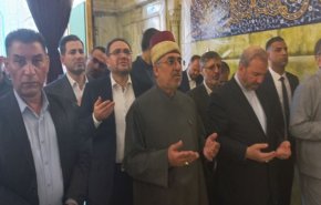 شمخاني يزور مرقد الإمامين الجوادين (ع) في بغداد
