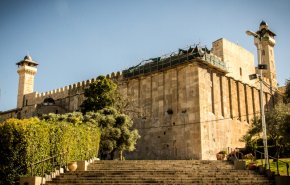 استعدادات بالمسجد الإبراهيمي لإحياء فعاليات رمضان رغم عراقيل الاحتلال
