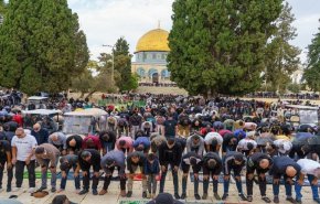 رغم قيود الاحتلال.. آلاف المصلين يؤدون أول جمعة برمضان في الأقصى