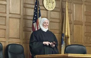 أول سورية محجبة تقسم على القرآن وتبدأ بممارسة أعمالها كقاضٍ رسمي في أمريكا