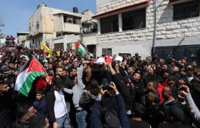 بالصور..حشود غفيرة تشيع جثمان الشهيد عمير لولح بنابلس
